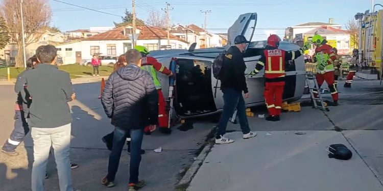 Accidente de tránsito en Punta Arenas dejó a una mujer atrapada al interior de un vehículo