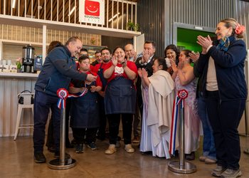 Aguas Magallanes apoya implementación de la primera cafetería inclusiva de la región