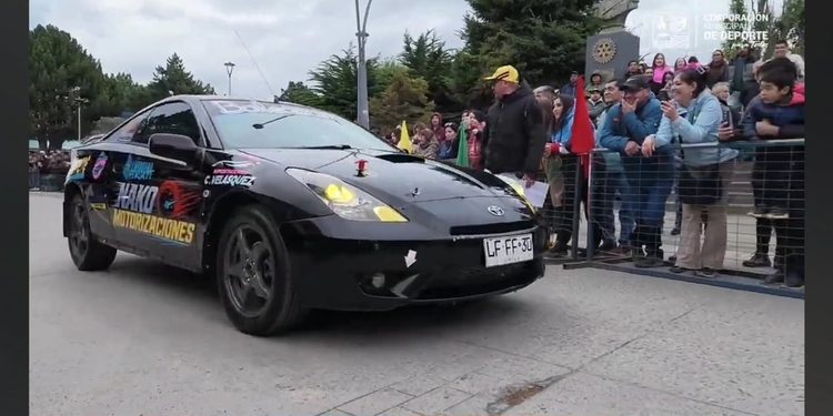 . Con un total de 60 automóviles sobre la pista se llevó a cabo la jornada clasificatoria de la cuadringentésima segunda edición de las tradicionales Tres Horas de Puerto Natales. La sesión cronometrada estuvo marcada por la alta exigencia del trazado, el polvo en suspensión y un espectacular vuelco que dejó al primer competidor al margen de la prueba sabatina.