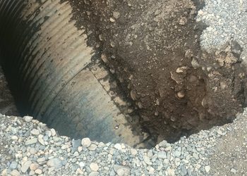 Intensas precipitaciones provocan cortes de ruta, socavones y caída de árboles en distintos sectores de Isla Riesco.