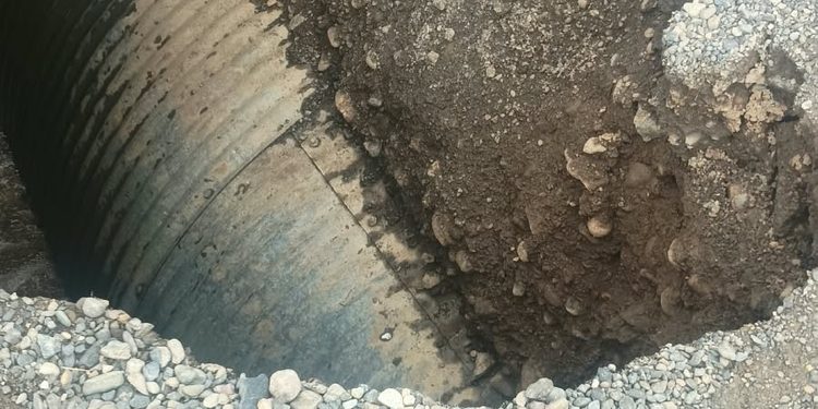 Intensas precipitaciones provocan cortes de ruta, socavones y caída de árboles en distintos sectores de Isla Riesco.