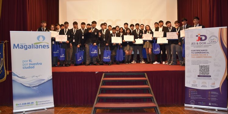 Aguas Magallanes certificó a 33 estudiantes del Liceo Industrial para fortalecer su inserción laboral