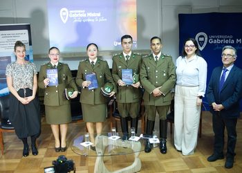 Futuros oficiales de Carabineros se acercan a la Antártica participaron en presentación de libros antárticos.