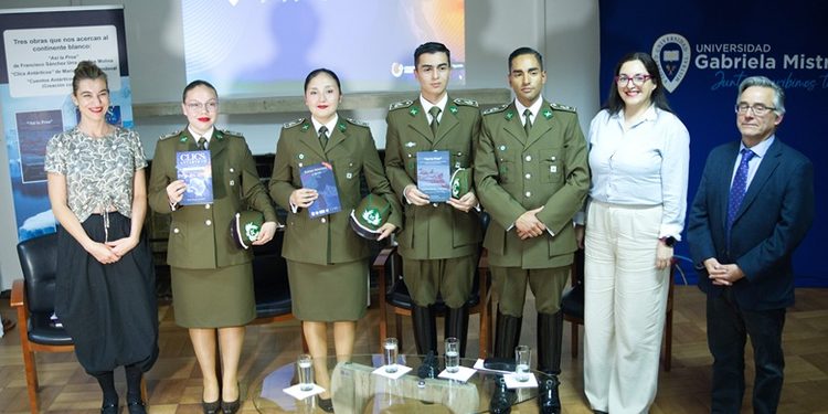 Futuros oficiales de Carabineros se acercan a la Antártica participaron en presentación de libros antárticos.