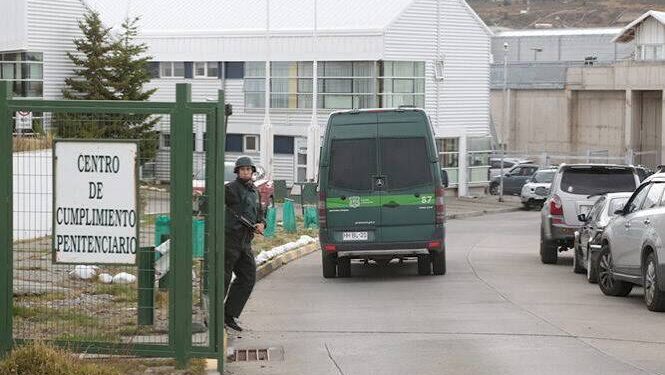 Trasladan a Punta Arenas a reo de alta peligrosidad investigado por presunto sicariato