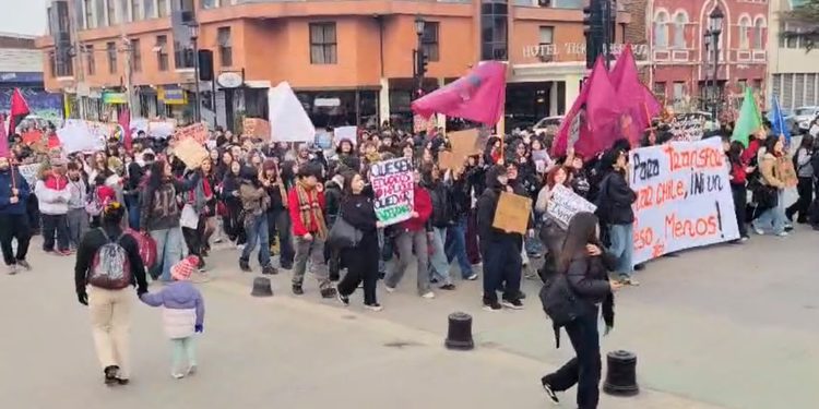 Gremios se movilizan en Punta Arenas en el marco del Paro Nacional convocado a nivel país