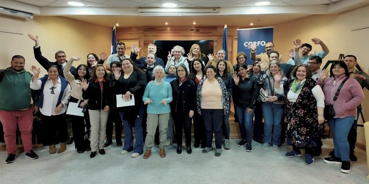 Nueve emprendedores de Porvenir recibieron certificación de programas de Sercotec