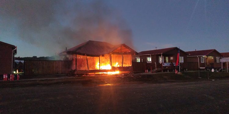 Violento incendio destruyó vivienda en Tierra del Fuego sector Pampa Guanaco.