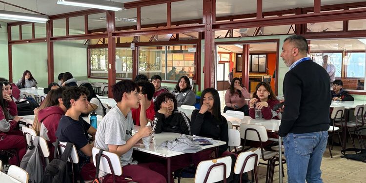 Estudiantes del Liceo Gabriela Mistral participan en charla preventiva sobre responsabilidad penal adolescente
